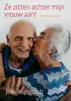 ZE ZITTEN ACHTER MIJN VROUW AAN!