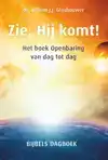 ZIE, HIJ KOMT!