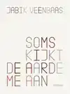 SOMS KIJKT DE AARDE ME AAN