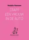 STAPT EEN VROUW IN DE AUTO