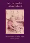 MET DE HANDEN IN HAAR SCHOOT