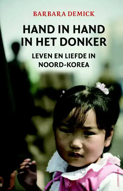 HAND IN HAND IN HET DONKER