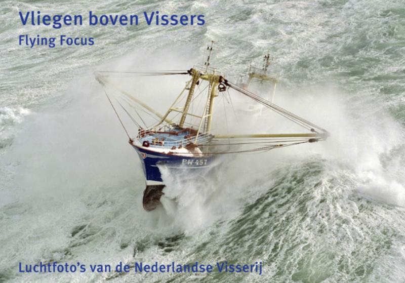 VLIEGEN BOVEN VISSERS