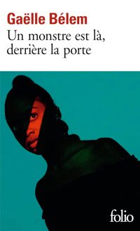 UN MONSTRE EST LA, DERRIERE LA PORTE