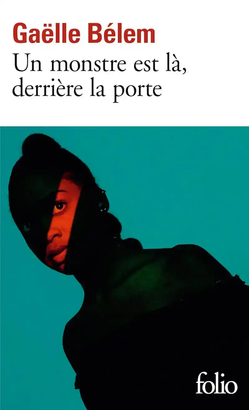 UN MONSTRE EST LA, DERRIERE LA PORTE