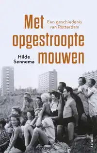 MET OPGESTROOPTE MOUWEN