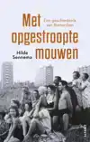 MET OPGESTROOPTE MOUWEN