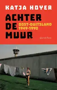 ACHTER DE MUUR