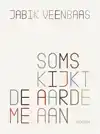 SOMS KIJKT DE AARDE ME AAN