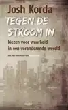 TEGEN DE STROOM IN