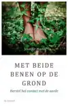 MET BEIDE BENEN OP DE GROND
