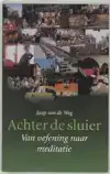 ACHTER DE SLUIER