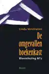 DE OMGEVALLEN BOEKENKAST