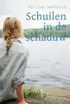 SCHUILEN IN DE SCHADUW