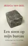 EEN STEEN OP MIJN BUREAU