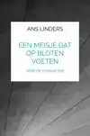 EEN MEISJE DAT OP BLOTEN VOETEN