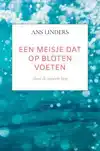 EEN MEISJE DAT OP BLOTEN VOETEN