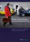 ONDER DE MOTORKAP VAN DE MODERNISERING