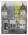 MET DE DEUR IN HUIS