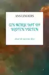 EEN MEISJE DAT OP BLOTEN VOETEN