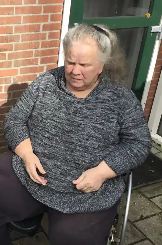 MENSEN SHAMEN ZICH ALS IEMAND IN EEN ROLSTOEL ZIT