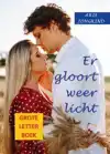 ER GLOORT WEER LICHT (GROTELETTERBOEK)