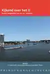 KIJKEND OVER HET IJ