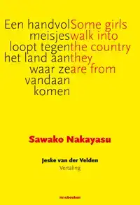 EEN HANDVOL MEISJES LOOPT TEGEN HET LAND AAN WAAR ZE VANDAAN