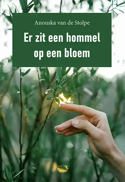 ER ZIT EEN HOMMEL OP EEN BLOEM
