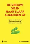 DE VROUW DIE IN HAAR SLAAP AUGURKEN AT