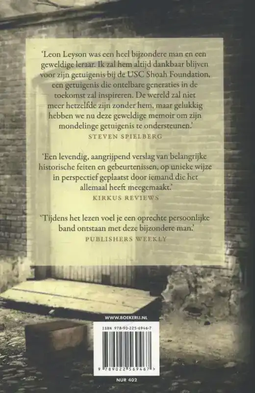 DE JONGEN OP HET HOUTEN KISTJE