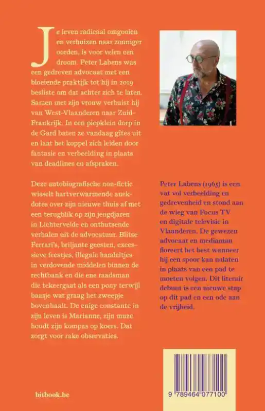 ZORRO DRAAGT EEN PAARSE TOGA