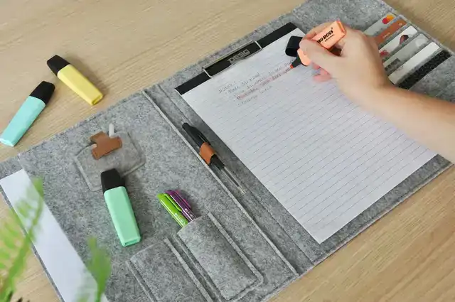 SCHRIJFMAP DESQ A4 VILT MET PAPIERCLIP