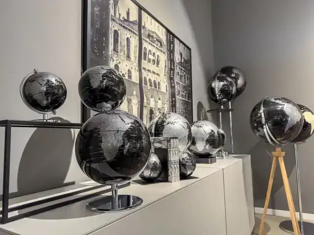 GLOBE TROIKA 20CM ZWART-ZILVER