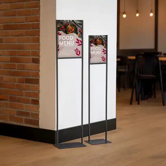 INFOSTANDAARD ZWART METAAL MET ACRYL