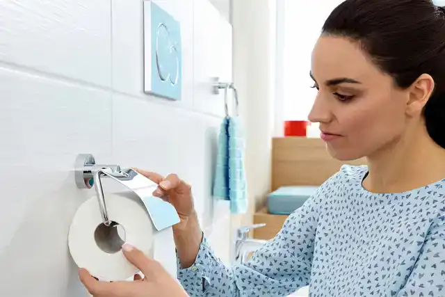 TOILETROLHOUDER MET DEKSEL TESA SMOOZ