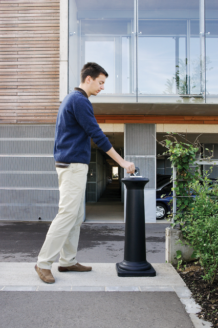 ASBAK RUBBERMAID GROUNDSKEEPER TUSCAN